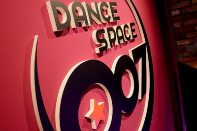 DANCESPACE007 赤レンガとLEDでおしゃれなダンススペースの室内の写真