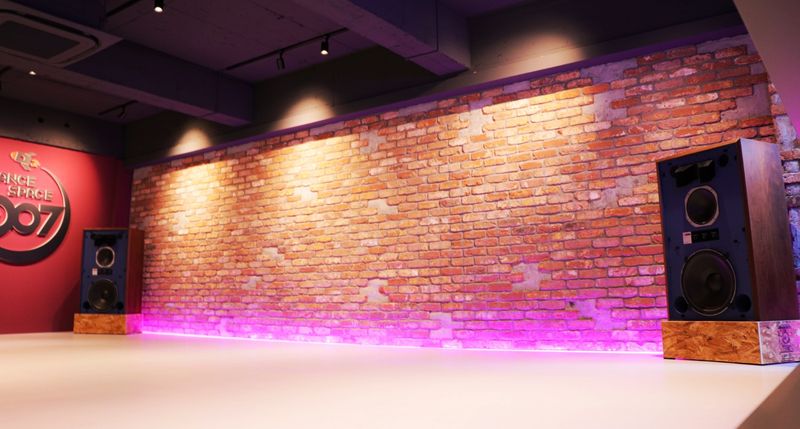 赤レンガとLEDでおしゃれなダンススペース - DANCESPACE007