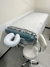 施術ベッド・施術用椅子（稼働式） - minoriba_南船場三丁目店 レンタルサロンの室内の写真
