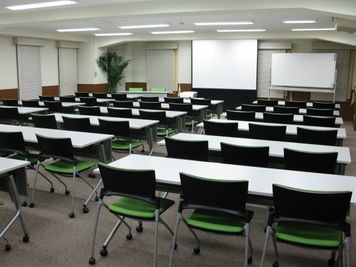 スクール型3人掛54席 - 貸会議室 オフィス東京 L2会議室の室内の写真