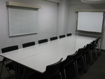 島型【4卓】3人掛12席 - 貸会議室 オフィス東京 B5会議室の室内の写真