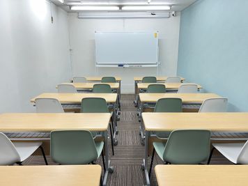 【インボイス対応で経費も安心】高速wifi/24人収容/大型スクリーン完備でセミナー利用に好評/当日予約可 - お気軽会議室 京都烏丸