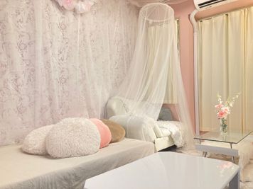 ガラステーブルと、白いテーブルがあり、お食事も可能です。 - わくわくカーニバル横浜3号 駅チカパーティルームの室内の写真