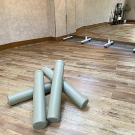 フィットネス用ポール × 4本 - イーチプラス 曽根 ダンスもできるレンタルスタジオの室内の写真