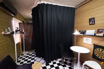 メイク・着替えスペースはカーテンで仕切れます - フォトスタジオナナイー！ 気軽に使える白ホリ！の室内の写真