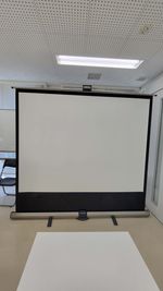  100インチ 自立式床置き型 ロールスクリーン - サム貸し会議室 403会議室【1名～25名】（4F）40平米の設備の写真