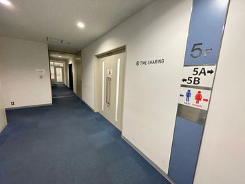 【5階共用部に男女別トイレがございます】 - 【閉店】TIME SHARING 赤坂見附 赤坂MKビル 【閉店】5Aの設備の写真