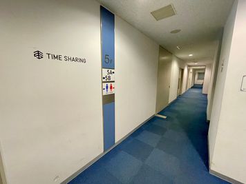 【5階に到着したら、廊下を右に進みます】 - 【閉店】TIME SHARING 赤坂見附 赤坂MKビル 【閉店】5Aの入口の写真