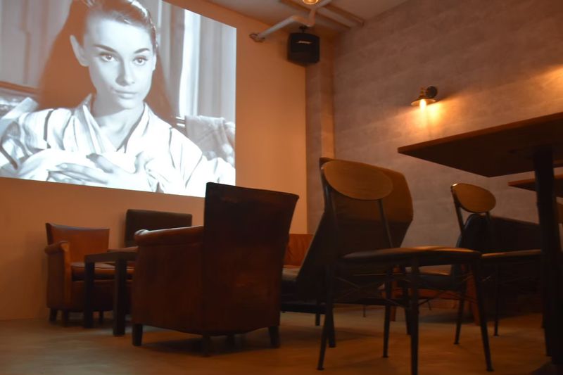 150インチ大型スクリーン - Cafe＆Bar TerraCotta　-テラコッタ- 貸切カフェ・飲食店の室内の写真