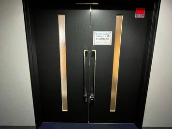 【「TIME SHARING 赤坂MKビル5B」と書かれた会議室の入口扉があります。ドアノブのキーボックスから鍵を取り出し、ご入室ください】 - 【閉店】TIME SHARING 赤坂見附 赤坂MKビル 【閉店】5Bの入口の写真