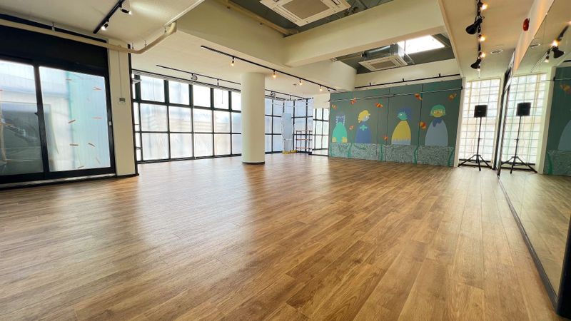 グラジアダンススタジオ １１月OPEN！80平米のレンタルスペースの室内の写真