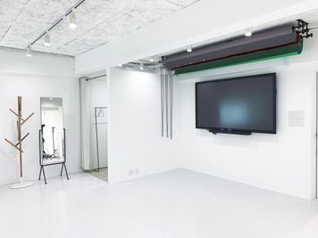 背景紙の後ろに電子黒板兼大型モニターがございます - 渋谷フォトスタジオの室内の写真