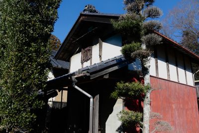 『土蔵（ニの蔵）』
もともとは一の蔵と同じデザインだったが、関東大震災で倒壊したため、大正13年に新たに建造した蔵。屋内には入れない。
 - 下邑家住宅の外観の写真