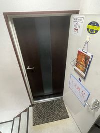 持ってきていただければ、ご利用中入り口にはA4サイズのご自身のロゴを看板として出すことも出来ます。 - タイ古式サロン、サバーイカーイ名駅東店 サロンスペースの室内の写真