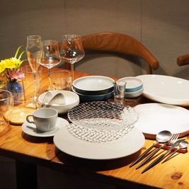 ・カトラリー　クチポール　約36客
・ワイングラス　（シャンパン・白・赤）各30脚
・各種お皿　７種約各30枚
・タンブラーグラス40個
・コーヒーカップ28客 - メトロシティ小伝馬町２０２　Ｃｒａｆｔ　ｄｉｐ　３ｎｏｗａ 日本橋小伝馬町　Craftdip 3nowa　レストランカフェ　の設備の写真