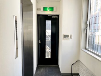 【エレベーターは1基しかないため、人数が多い場合はエレベーター横の非常階段をお使いいただくことも出来ます】 - 【閉店】TIME SHARING 新御茶ノ水 駿河台ビル 【閉店】7Aの入口の写真