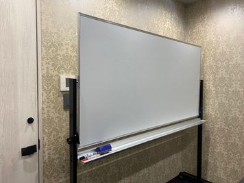ホワイトボード - レンタルオフィスビーハイヴ レンタル"会議室"Beehiveの設備の写真