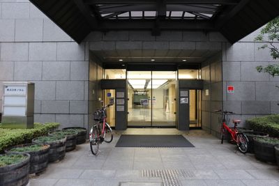 ビル入り口(当施設は８F) - レンタルオフィスビーハイヴ レンタル"会議室"Beehiveの外観の写真