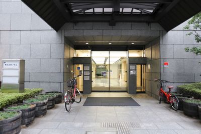 ビル入り口(当施設は8F) - レンタルオフィスビーハイヴ レンタル"会議室"Beehiveセブの外観の写真