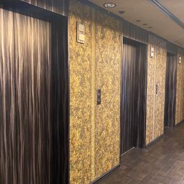 施設前エレベーターホール - レンタルオフィスビーハイヴ レンタル"会議室"Beehiveセブの入口の写真