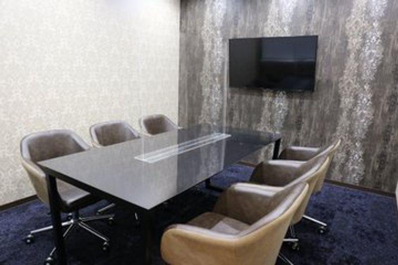 定員6名の小会議室 - レンタルオフィスビーハイヴ レンタル"会議室"Beehiveセブの室内の写真