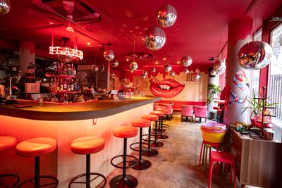 広々としたカウンター席 - 渋谷 FLAMINGO 渋谷 カフェ & ダイナー (カフェ & バー)の室内の写真