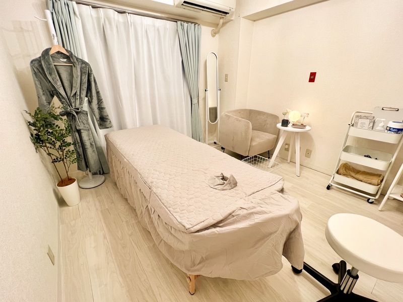 取引中】電動昇降エステベッド・チェアのセット 心地好く 