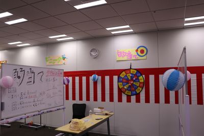 社内イベントやパーティ会場としての利用実績あり！ - 新橋アイマークビル4F セミナールーム/大会議室の室内の写真