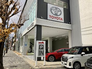 二条駅方面より。トヨタの大きな看板が臨めます。 - 京都トヨタ御池店の外観の写真