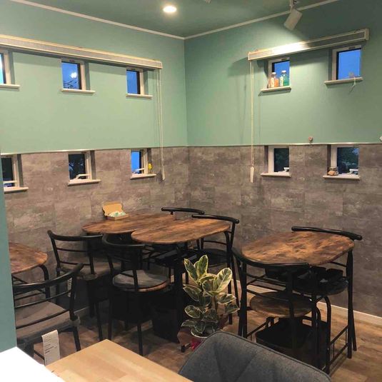 2人掛けのテーブル×４　ご自由にレイアウトしてください - レンタルスペース　オーブンハート キッチン付きレンタルスペース　カフェオープンハートの室内の写真