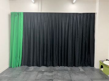 入口の黒のカーテンは遮光でございます。ベロア調で高級感があり撮影にもおすすめです。 - studio 1 story(スタジオワンストーリー) 7/23閉店致します。南麻布の撮影スタジオ※壁紙リニューアル！の室内の写真