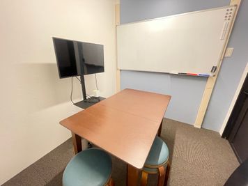 ホワイトボード（1800×900）、31.5型液晶ディスプレイ - Co-working space「Tule plus」 作業や会議に◎個室プラスの室内の写真