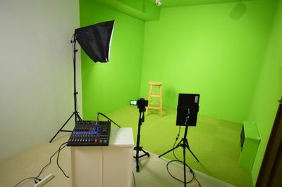 11.7㎡（2m45cm × 4m65cm）・グリーン部分　2m45cm × 1m90cm・ホワイト部分   2m45cm × 2m75cm - Co-working space「Tule plus」 白バック撮影も◎グリーンバックスタジオの室内の写真