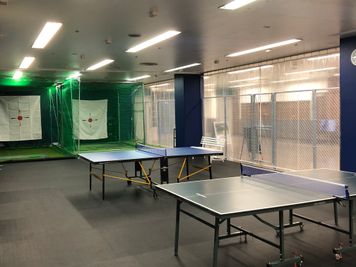 卓球・ゴルフレンジも利用できます。 - ゴールドジム千葉ニュータウン ゴールドジム千葉ニュータウン店多目的エリア全面貸出の室内の写真