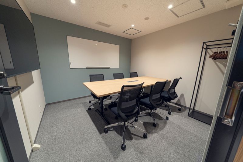 H¹T銀座（サテライト型シェアオフィス） 会議室 01(6名)の室内の写真