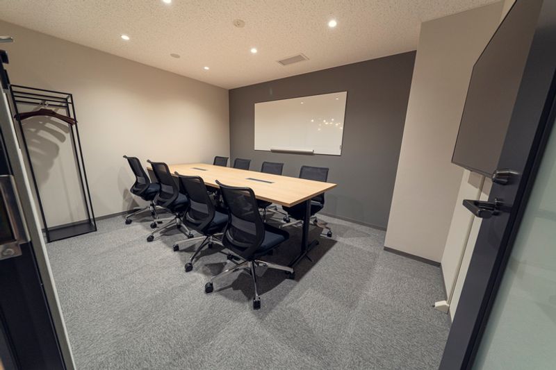 H¹T銀座（サテライト型シェアオフィス） 会議室 02(8名)の室内の写真