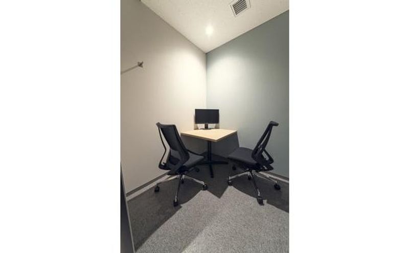 H¹T銀座（サテライト型シェアオフィス） 会議室04(2名)鍵なしの室内の写真