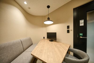 H¹T表参道（サテライト型シェアオフィス） 会議室 02(3名)の室内の写真