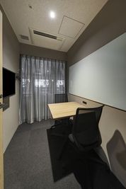 H¹T新宿西口（サテライト型シェアオフィス） 会議室 07(2名)の室内の写真