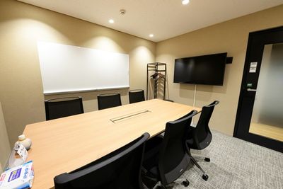 H¹T戸越銀座（サテライト型シェアオフィス） 会議室 01(6名)の室内の写真