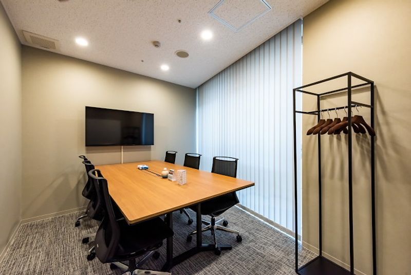 H¹T新橋銀座口（サテライト型シェアオフィス） 会議室 (6名)の室内の写真