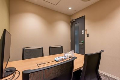 H¹T武蔵境（サテライト型シェアオフィス） 会議室(4名)の室内の写真