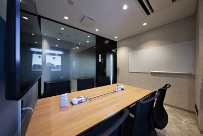 H¹T浅草（サテライト型シェアオフィス） 会議室 01(6名)の室内の写真