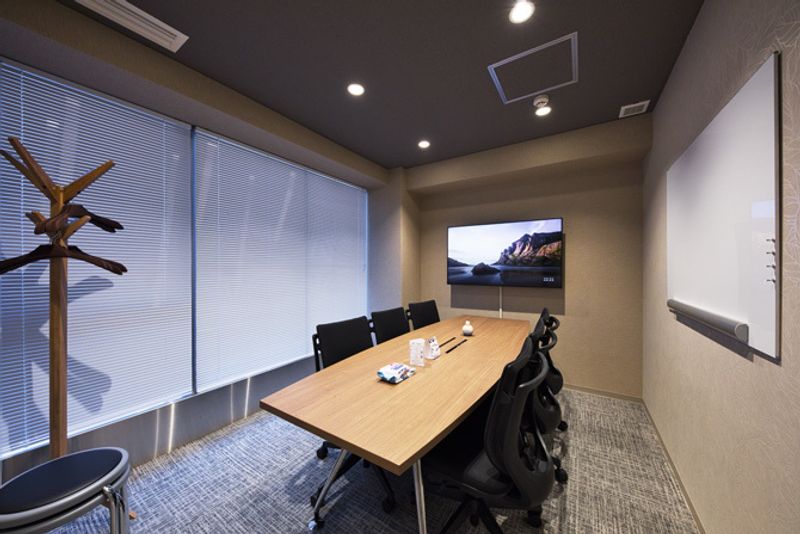 H¹T溜池山王（サテライト型シェアオフィス） 会議室(6名)の室内の写真