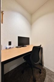 H¹T千歳船橋（サテライト型シェアオフィス） ROOMW07PC充電付の室内の写真