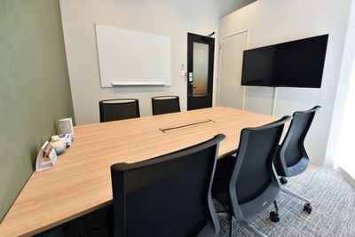 H¹T川口（サテライト型シェアオフィス） 会議室(6名)の室内の写真