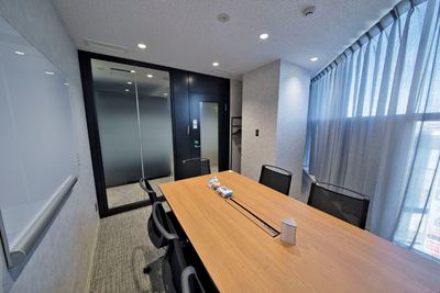 H¹T仙川（サテライト型シェアオフィス） 会議室(６名)の室内の写真