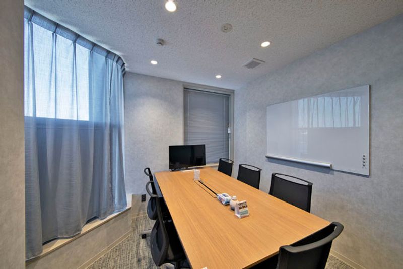 H¹T仙川（サテライト型シェアオフィス） 会議室(６名)の室内の写真
