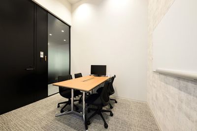 H¹T横浜ビジネスパーク（サテライト型シェアオフィス） 会議室 01(4名)の室内の写真
