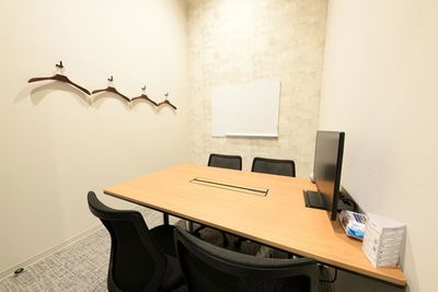 H¹T横浜ビジネスパーク（サテライト型シェアオフィス） 会議室 02(4名)の室内の写真